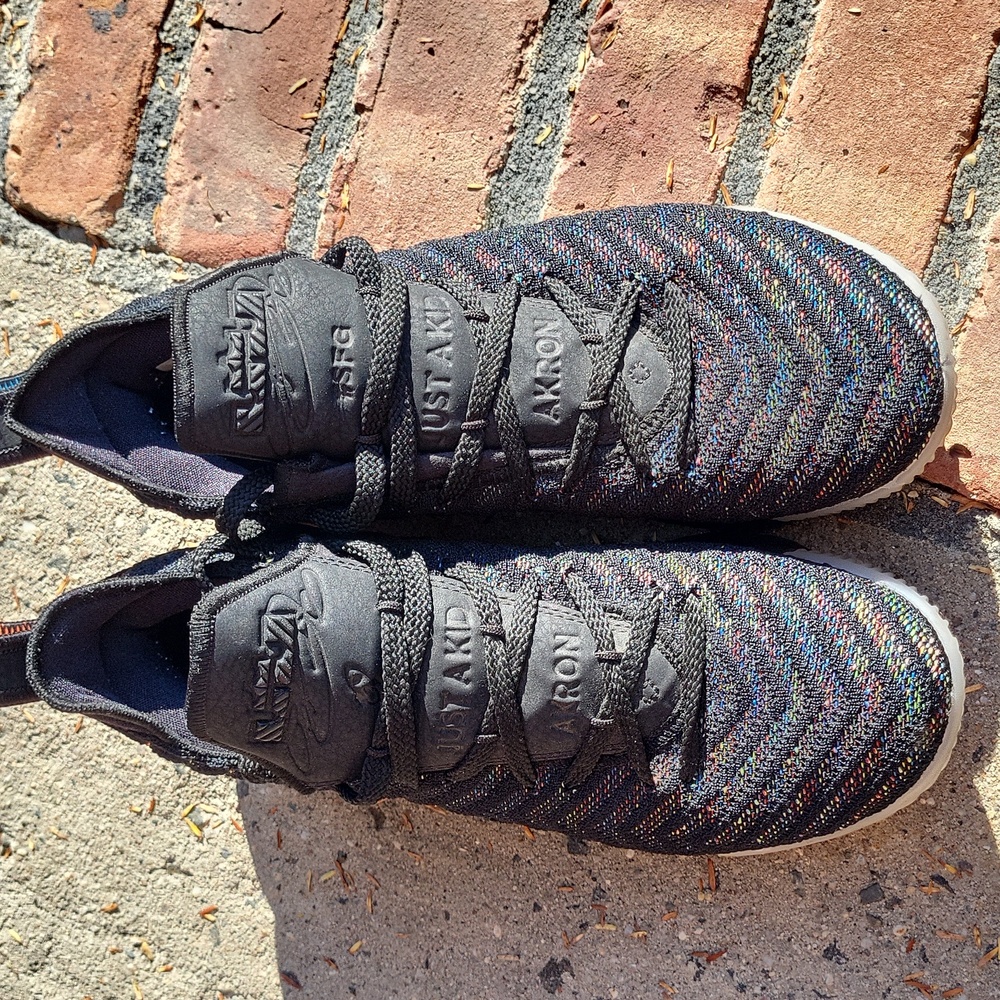 Lebron Nike XVI - Picture 2 of 7